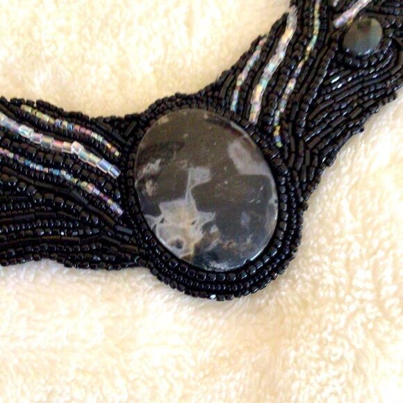 VINTAGE STYLE CHUNKY STONE BEADED CHOKER - Picture 5 of 10